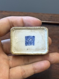 Four Chinese blue and white vases and a box with cover, all marked, 18/19th C.