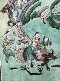Grand vase de forme carr&eacute;e en biscuit &eacute;maill&eacute; vert &agrave; d&eacute;cor du roman 'Les Trois Royaumes', Chine, 19&egrave;me