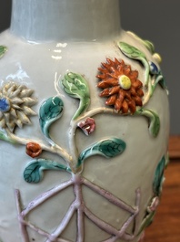 Une paire de vases couverts et une assiette en porcelaine de Chine famille rose &agrave; d&eacute;cor floral en relief, Yongzheng