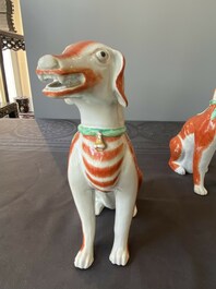 Paire de mod&egrave;les de chiens en porcelaine de Chine polychrome d'exportation, Qianlong