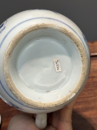 Deux verseuses couvertes en porcelaine de Chine en bleu et blanc &agrave; d&eacute;cor floral, Yongzheng/Qianlong