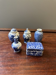 Four Chinese blue and white vases and a box with cover, all marked, 18/19th C.