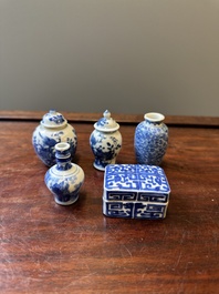 Quatre vases et une bo&icirc;te couverte en porcelaine de Chine en bleu et blanc, tous marqu&eacute;s, 18/19&egrave;me