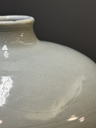 Grand vase de forme 'meiping' en porcelaine de Chine de type tianbai &agrave; d&eacute;cor incis&eacute;, Ming, 15&egrave;me