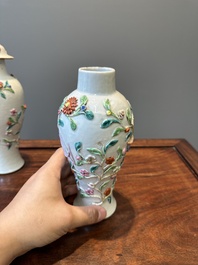 Une paire de vases couverts et une assiette en porcelaine de Chine famille rose &agrave; d&eacute;cor floral en relief, Yongzheng