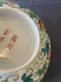 Une paire de bols en porcelaine de Chine famille rose et une assiette de style Dayazhai &agrave; d&eacute;cor de dragon, marque de Jiaqing, 19/20&egrave;me