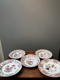 Cinq assiettes en porcelaine de Chine famille rose &agrave; d&eacute;cor floral, Yongzheng/Qianlong