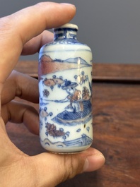 Twee Chinese blauw-witte en koperrode snuifflessen, Qianlong merk, 19e eeuw