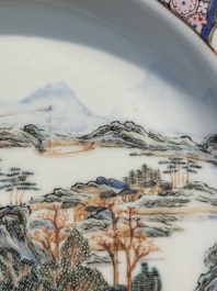 Belle assiette en porcelaine de Chine coquille d'oeuf au dos en rouge de rubis &agrave; d&eacute;cor de personnages dans un paysage lacustre, Yongzheng