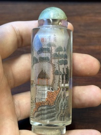 Vijf Chinese binnenin beschilderde glazen snuifflesjes, 20e eeuw