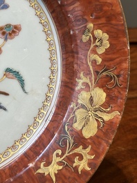 Assiette en porcelaine de Chine famille rose &agrave; bordure faux-bois, Yongzheng/Qianlong