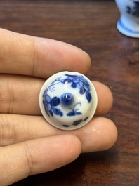 Quatre vases et une bo&icirc;te couverte en porcelaine de Chine en bleu et blanc, tous marqu&eacute;s, 18/19&egrave;me