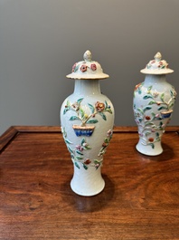 Une paire de vases couverts et une assiette en porcelaine de Chine famille rose &agrave; d&eacute;cor floral en relief, Yongzheng