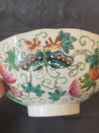 Une paire de bols en porcelaine de Chine famille rose et une assiette de style Dayazhai &agrave; d&eacute;cor de dragon, marque de Jiaqing, 19/20&egrave;me