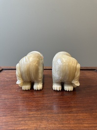 Een paar Chinese witte en roodbruine jade sculpturen van een olifant, Qianlong