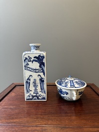 Een Chinese vierkante blauw-witte fles met 'Lange Lijzen' en een dekselkom, Kangxi