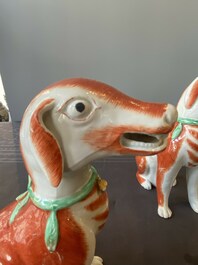 Paire de mod&egrave;les de chiens en porcelaine de Chine polychrome d'exportation, Qianlong