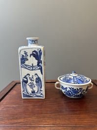 Een Chinese vierkante blauw-witte fles met 'Lange Lijzen' en een dekselkom, Kangxi