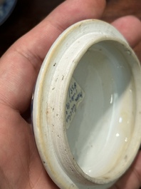 Deux verseuses couvertes en porcelaine de Chine en bleu et blanc &agrave; d&eacute;cor floral, Yongzheng/Qianlong