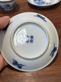 Quatre soucoupes en porcelaine de Chine en bleu et blanc et une tasse &agrave; sujet &eacute;rotique, Kangxi