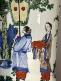 Vase de forme 'gu' en porcelaine de Chine wucai &agrave; d&eacute;cor figuratif, &eacute;poque Transition