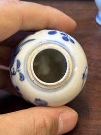 Quatre vases et une bo&icirc;te couverte en porcelaine de Chine en bleu et blanc, tous marqu&eacute;s, 18/19&egrave;me