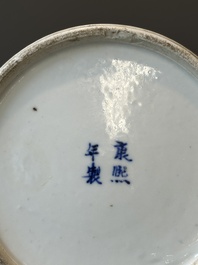 Une paire de pots et un vase en porcelaine de Chine en bleu et blanc, marque de Kangxi, 19&egrave;me