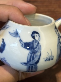 Een Chinese blauw-witte 'Lange Lijzen' theepot met deksel, Chenghua merk, Kangxi