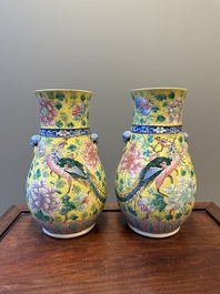 Paire de vases en porcelaine de Chine famille rose sur fond jaune pour le march&eacute; Straits ou Peranakan, 19&egrave;me
