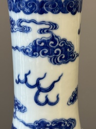 Vase de forme bouteille en porcelaine de Chine en bleu et blanc &agrave; d&eacute;cor de dragons, marque de Yongzheng, 19&egrave;me