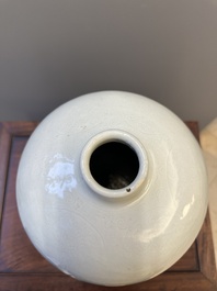 Grand vase de forme 'meiping' en porcelaine de Chine de type tianbai &agrave; d&eacute;cor incis&eacute;, Ming, 15&egrave;me