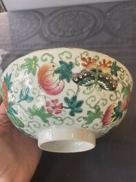 Une paire de bols en porcelaine de Chine famille rose et une assiette de style Dayazhai &agrave; d&eacute;cor de dragon, marque de Jiaqing, 19/20&egrave;me