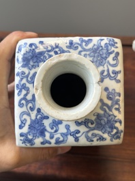 Bouteille de forme carr&eacute;e en porcelaine de Chine en bleu et blanc &agrave; d&eacute;cor des 'Longues Dames' et un bol couvert, Kangxi