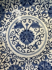 Plat en porcelaine de Chine en bleu et blanc &agrave; d&eacute;cor de rinceaux de lotus, marque et &eacute;poque de Guangxu