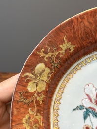 Assiette en porcelaine de Chine famille rose &agrave; bordure faux-bois, Yongzheng/Qianlong