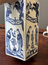 Bouteille de forme carr&eacute;e en porcelaine de Chine en bleu et blanc &agrave; d&eacute;cor des 'Longues Dames' et un bol couvert, Kangxi