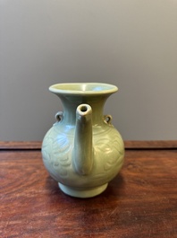 Een Chinese Longquan celadon wijnkan met anhua decor, Yuan/Ming