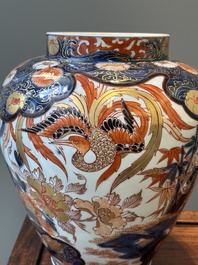 A pair of Japanese Imari covered vases, Edo, 18/19th C.