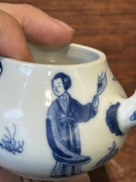 Een Chinese blauw-witte 'Lange Lijzen' theepot met deksel, Chenghua merk, Kangxi