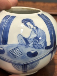 Een Chinese blauw-witte 'Lange Lijzen' theebus en deksel, conische schelp merk, Kangxi