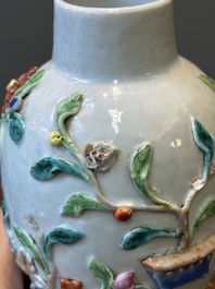 Une paire de vases couverts et une assiette en porcelaine de Chine famille rose &agrave; d&eacute;cor floral en relief, Yongzheng