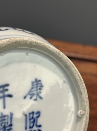 Een paar Chinese blauw-witte vazen met boeddhistische leeuwen, Kangxi merk, 19e eeuw