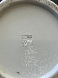 Pot &agrave; pinceaux en biscuit &eacute;maill&eacute; blanc monochrome, sign&eacute; Wang Bingrong 王炳榮, Chine, 19/20&egrave;me