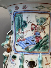 Paire de vases en porcelaine de Chine famille rose &agrave; d&eacute;cor narratif, 19&egrave;me