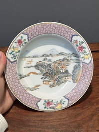 Belle assiette en porcelaine de Chine coquille d'oeuf au dos en rouge de rubis &agrave; d&eacute;cor de personnages dans un paysage lacustre, Yongzheng