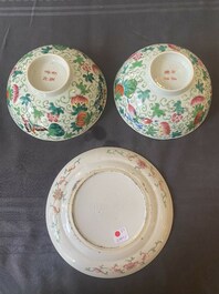 Une paire de bols en porcelaine de Chine famille rose et une assiette de style Dayazhai &agrave; d&eacute;cor de dragon, marque de Jiaqing, 19/20&egrave;me