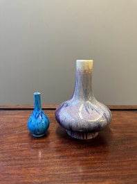 Vase en porcelaine de Chine en &eacute;mail flamb&eacute; et un vase sur fond turquoise &agrave; d&eacute;cor splash, marque de Daoguang, 19/20&egrave;me