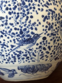 Une paire de vases couverts et trois pots en porcelaine de Chine en bleu et blanc, 19&egrave;me