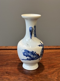 Een Chinese blauw-witte en koperrode vaas met strijders te paard, Qianlong merk, 19e eeuw