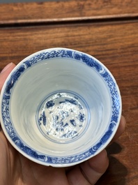 Een zeldzame Chinese opengewerkte dubbelwandige blauw-witte kop, Kangxi